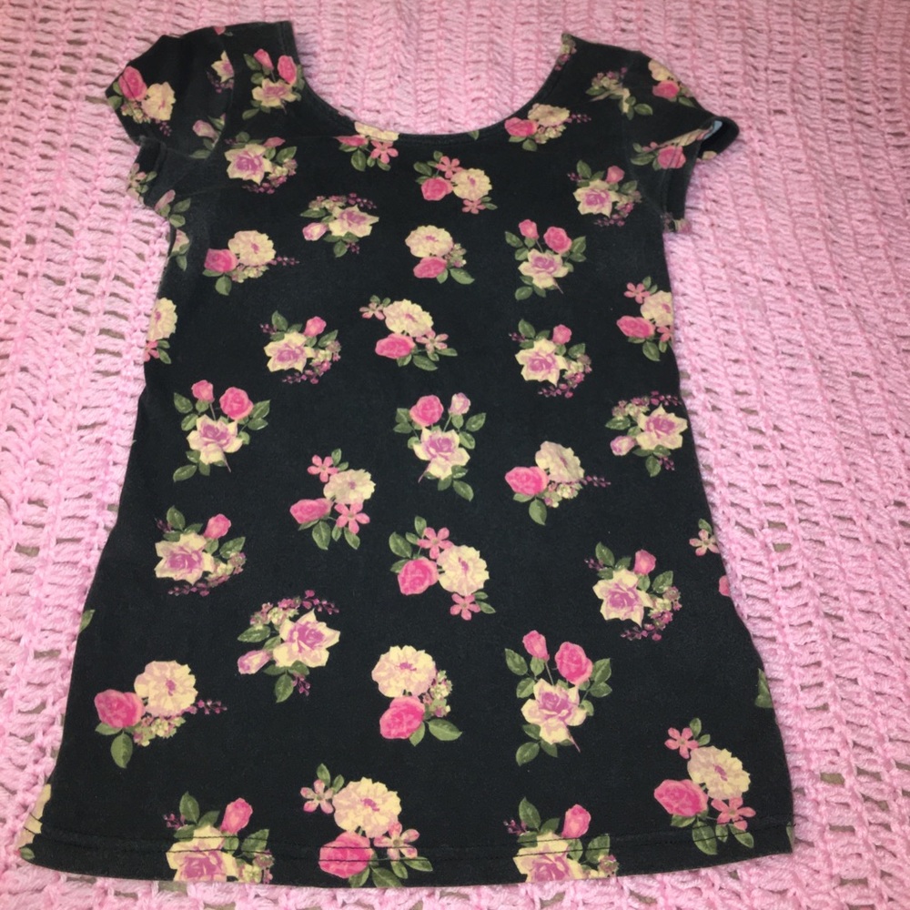 Super cute black low cut in the back floral top😇